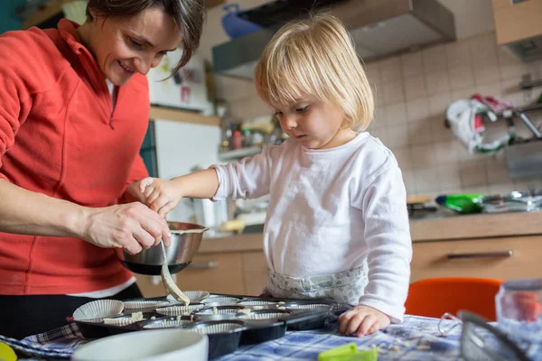 Kız kızı yardım annesi ile pişirme — Stok fotoğraf