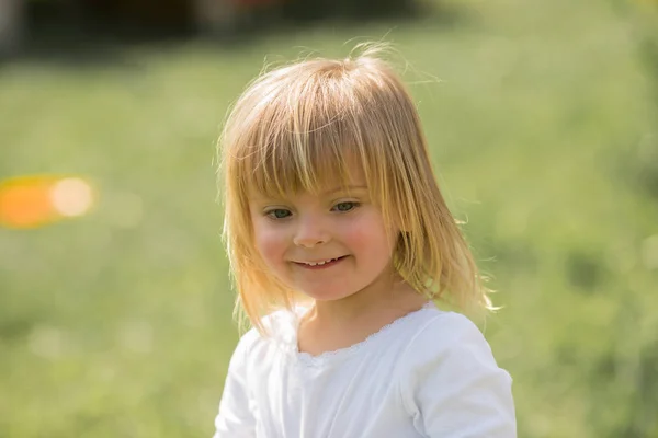 Dziecko dziewczynka Blondynka kaukaski odkryty — Zdjęcie stockowe