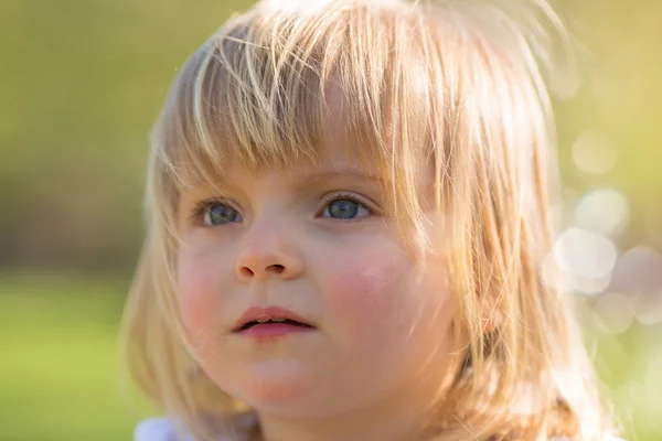 Sad blonde girl outdoor. — Stock Photo, Image