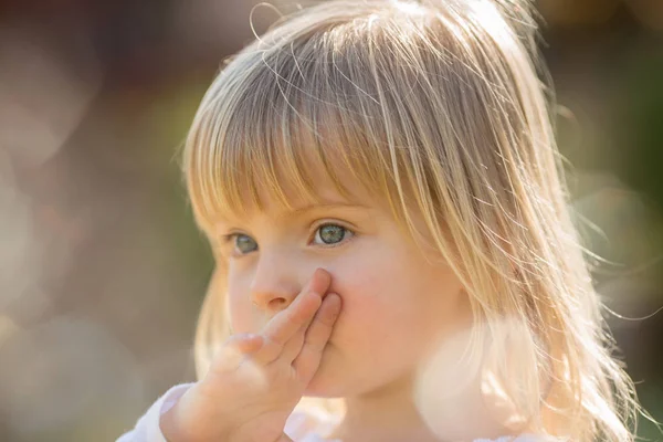 Giovane ragazza bionda bambino — Foto Stock