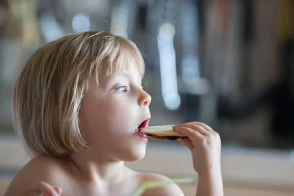 Baby girl having breakfast at home — Stock Photo, Image