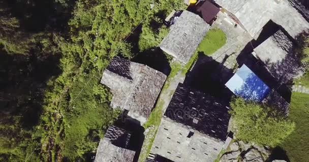 Alpes italiennes pierre de montagne village rural ville 