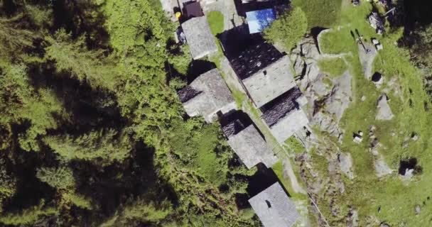 Alpes italianos montanha pedra aldeia rural cidade — Vídeo de Stock