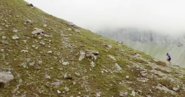 Dağı'na kayalık tırmanmaya çalışan iz runner