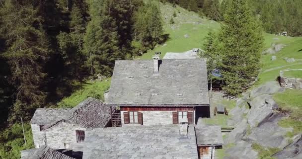 Italiaanse Alpen berg steen landelijke dorp stad — Stockvideo