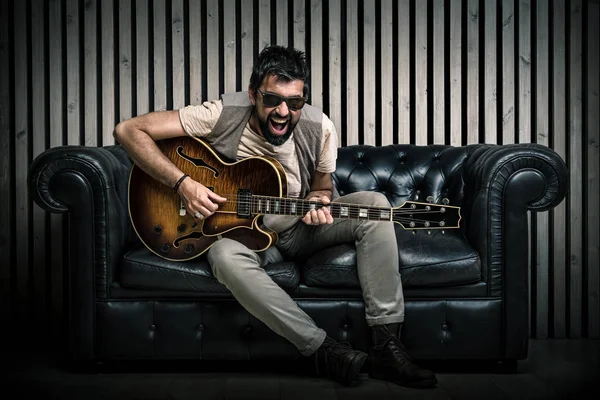 Портрет гитариста, играющего на электрогитаре — стоковое фото