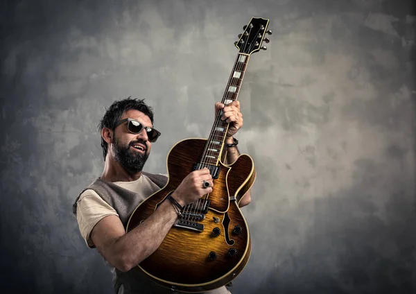 Портрет гитариста, играющего на электрогитаре — стоковое фото