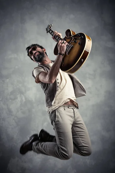 Chitarrista ritratto suonare la chitarra elettrica — Foto Stock