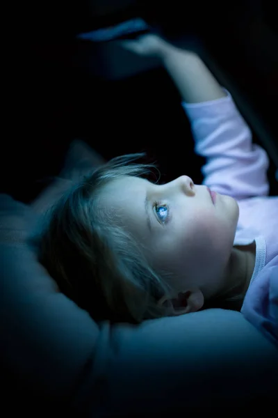 어린 소녀가 침대에서 태블릿 기술을 사용 하 여 — 스톡 사진