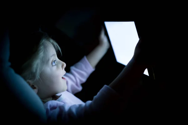 Маленька дівчинка використовує планшетну технологію — стокове фото