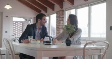 Kahvaltı yaparken söz aşık Çift