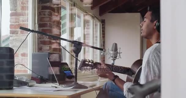 Musicista creativo a casa studio lavora suonando — Video Stock