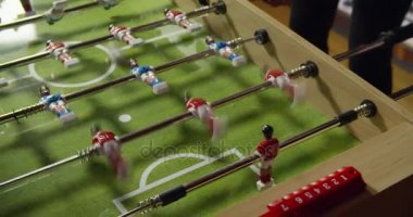 Masa futbolu oynayan arkadaş grubu