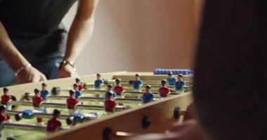 arkadaşları ve masa futbolu oynayan çocuk