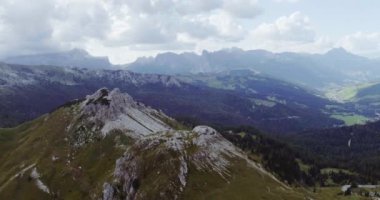 dağın tepesinde bulutlu bulutlu havalarda