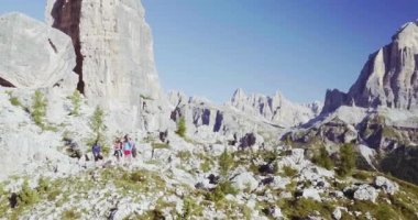 insanlar iz yol boyunca güneşli bir günde hiking