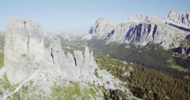 Cima de la montaña en tiempo nublado nublado — Vídeos de Stock