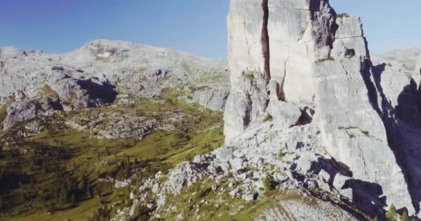 Insanlar iz yol boyunca güneşli bir günde hiking — Stok video