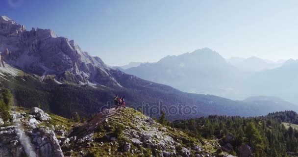 Mensen wandelen langs trail pad in zonnige dag — Stockvideo