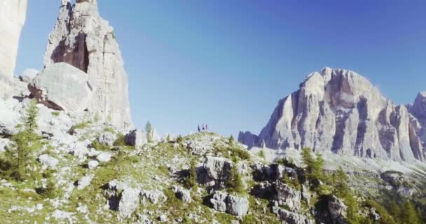 Caminatas a lo largo del sendero en un día soleado — Vídeos de Stock