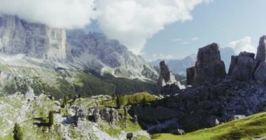 dağın tepesinde çam ve güneşli gün kayalarda ile