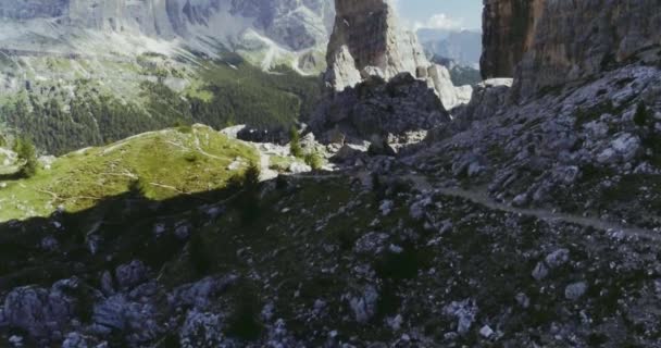 Cima de la montaña con pinos y rocas en un día soleado — Vídeo de stock