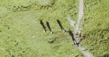 insanlar iz yol boyunca hiking