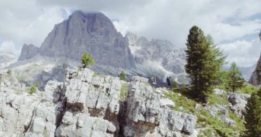 insanlar iz yol boyunca güneşli bir günde hiking