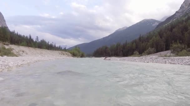 Река ручей с лесами и скалами в солнечный день — стоковое видео