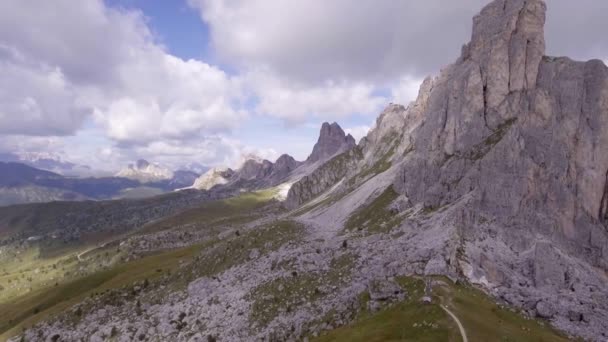 Vuelo aéreo por encima de la cima de la montaña en un día soleado — Vídeos de Stock