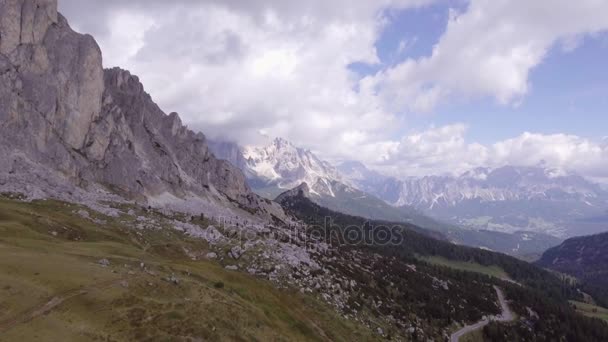 Höhenflug über Berggipfel bei sonnigem Tag — Stockvideo