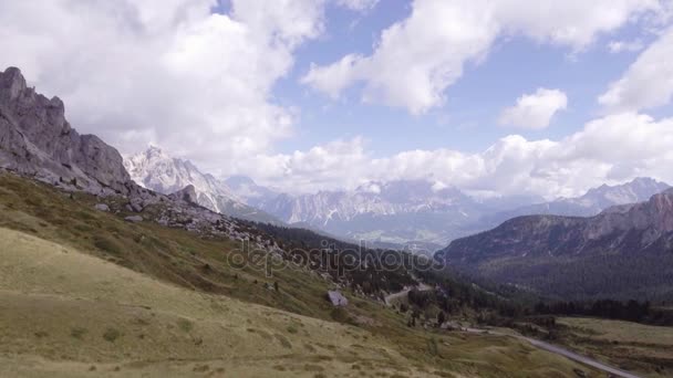 화창한 날에 산에 가기 위에 공중 비행 — 비디오