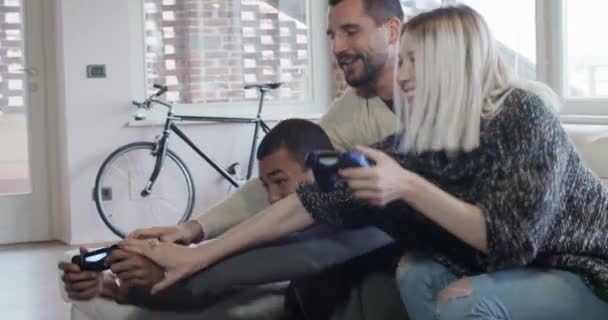 Freunde entspannen sich auf der Couch und spielen Videospiele — Stockvideo