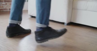 adam akıllı telefon kulaklık ile müzik dinlemek