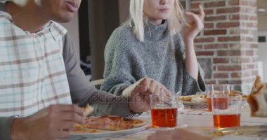 Pizza kapalı modern endüstriyel evde yemek arkadaşlar