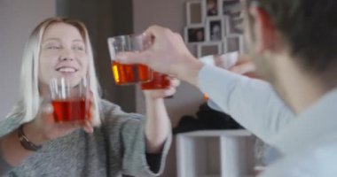 arkadaşlar öğle veya akşam yemeği birlikte olan zevk 