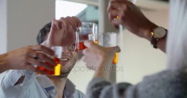 arkadaşlar öğle veya akşam yemeği olan zevk 