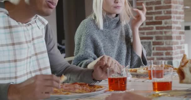 Amigos comiendo pizza interior en casa industrial moderna — Vídeo de stock