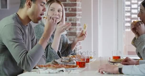 Vrienden mensen eten pizza binnen — Stockvideo