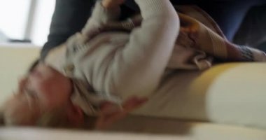 Baba hugs ve onun oğlu veya kızı kapalı ile oynamak