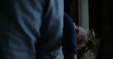 arkadaşları ve masa futbolu oynayan çocuk