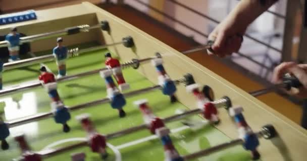 Masa futbolu oynayan arkadaş grubu — Stok video