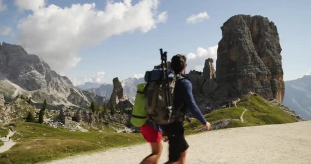 Coppia escursioni lungo il sentiero Cinque Torri — Video Stock