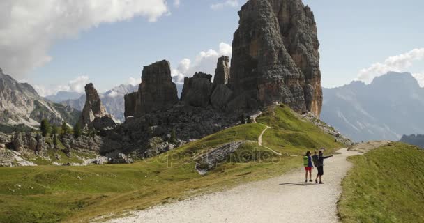 Пара Піші прогулянки по стежці Cinque Torri trail — стокове відео