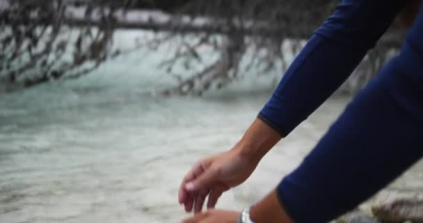 Muž mytí rukou čistou vodou řeky creek — Stock video