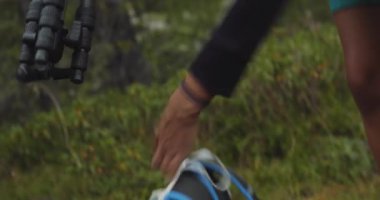 Kadın fotoğrafçı fotoğraf tripod sırt çantası üzerinden alarak
