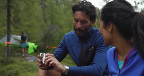 Donna e uomo che parlano e bevono tè caldo — Video Stock