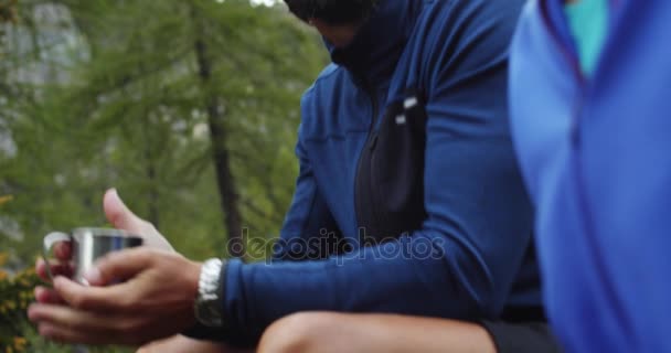 Mulher e homem bebendo bebida de chá quente perto do lago — Vídeo de Stock