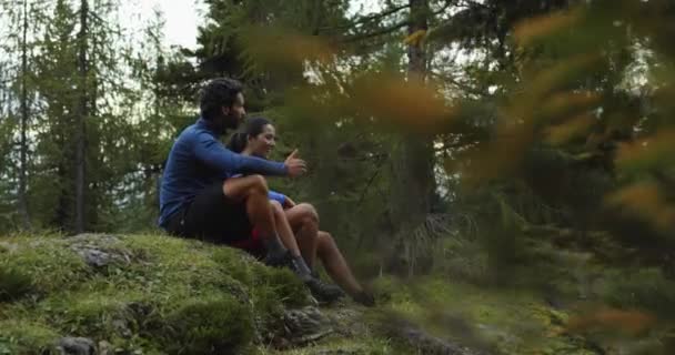 Femme et homme buvant du thé chaud près du lac — Video