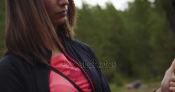 Fotograf fotografiert Stativ aus dem Rucksack — Stockvideo